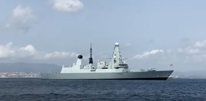 Fotografija: Rušilec HMS Defender. FOTO: Youtube, posnetek zaslona