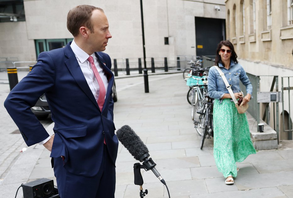 Fotografija: Matt Hancock in Gina Coladangelo. FOTO: Henry Nicholls, Reuters