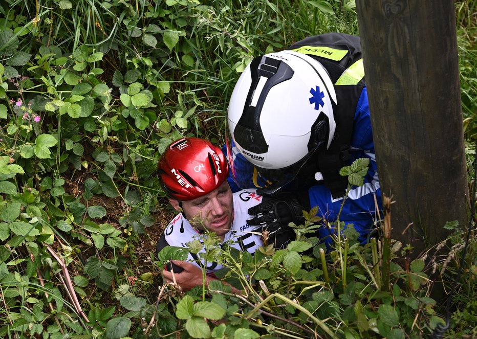 Fotografija: Pogačarjev pomočnik Marc Hirschi si je izpahnil ramo. FOTO: Anne-Christine Poujoulat, Reuters