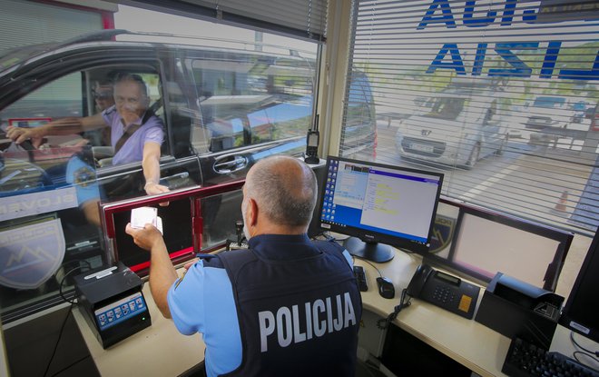 Policisti na mejah bodo imeli polne roke dela. FOTO: Jože Suhadolnik