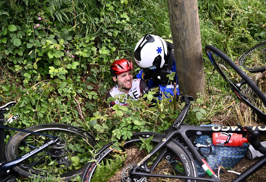 Fotografija: Marc Hirschi, moštveni kolega Tadeja Pogačarja pri UAE, je bil med nesrečniki, ki so jo skupili pri obeh padcih v 1. etapi. FOTO: Anne-Christine Poujoulat/Reuters