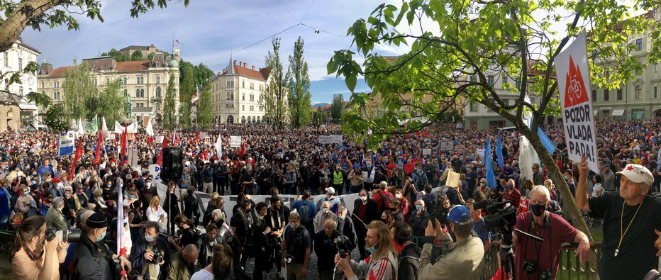 Fotografija: Protest na Prešernovem trgu. FOTO: Voranc Vogel