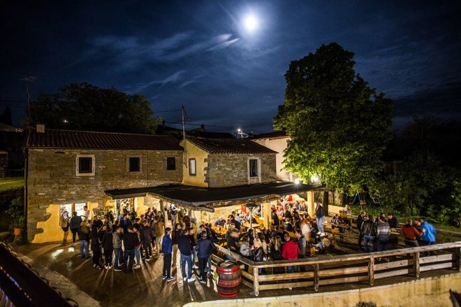 Kantina Romano je plac, kjer se postoji, poveseli in uživa. FOTO: Osebni Arhiv