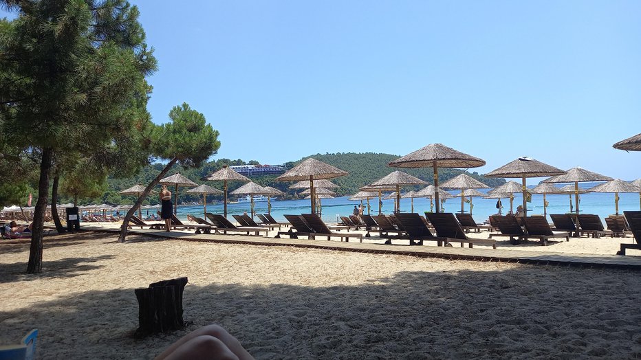 Fotografija: Idilične plaže na obalah Egejskega morja se počasi polnijo. FOTO: Tomica Šuljić