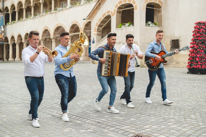 Mladi korenjaki so videospot za novo skladbo Hladna kot špricar posneli v Celju. FOTOGRAFIJI: OSEBNI ARHIV