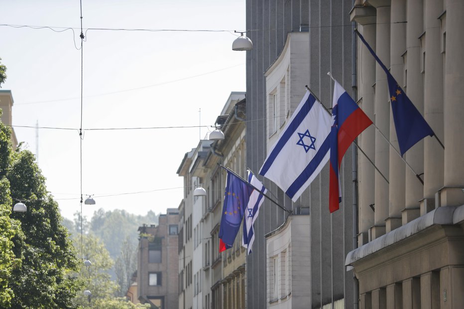 Fotografija: Tako je visela izraelska zastava na pročelju vladne palače. FOTO: Uroš Hočevar, Delo