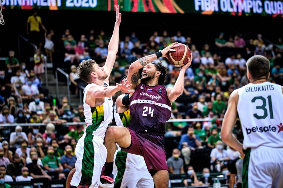 Fotografija: Michael Carrera (z žogo) je najnevarnejši napadalec Venezuele. FOTO: FIBA