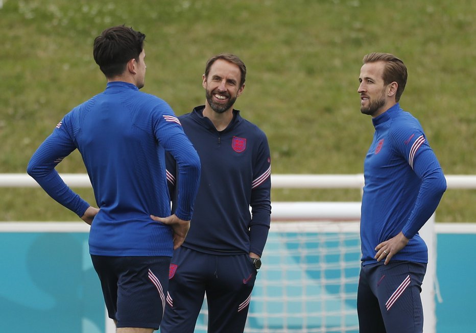 Fotografija: Angleški selektor Gareth Southgate (v sredini), steber obrambe Harry Maguire (levo) in prvi topničar Harry Kane (desno) kujejo taktiko za zlom Ukrajine. FOTO: Lee Smith/Reuters