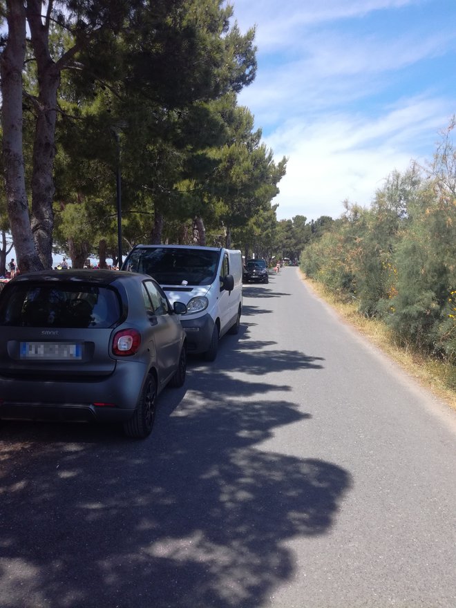 Občinski redarji so na plaži pred mojimi očmi pustili popolnoma napačno parkirane avte. foto: dušan malovrh