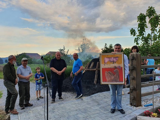 Županu Šentruperta Andreju Martinu Kostelcu so oglarji v znak dobrega sodelovanja poklonili umetniško sliko.