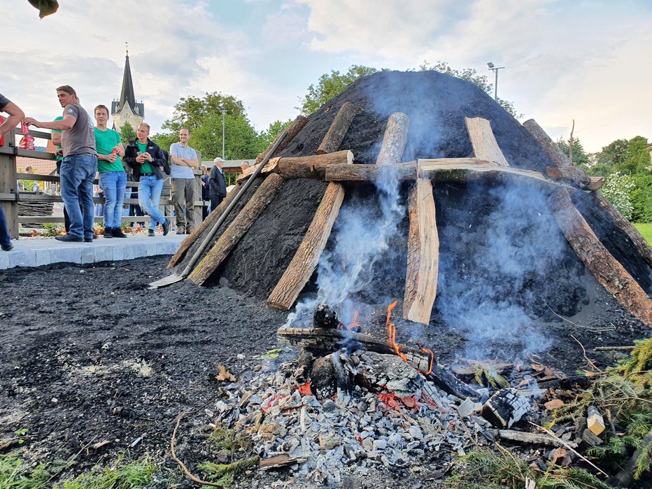 Fotografija: Nastane 500 kilogramov oglja.