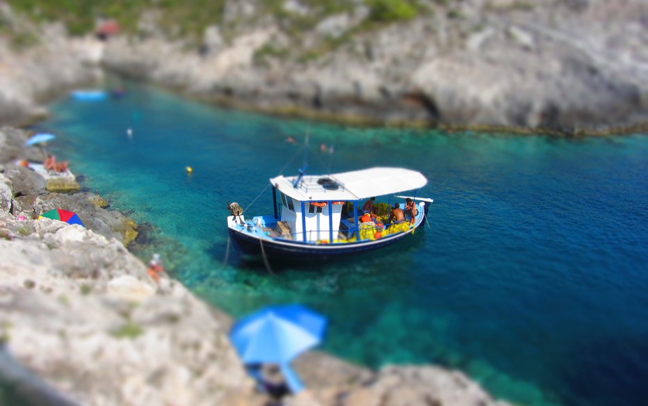 Fotografija: Grška plaža na Zakintosu. FOTO: Blaž Samec, Delo