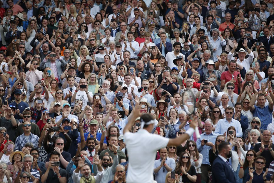 Fotografija: Roger Federer je ljubljenec navijačev v Wimbledonu. FOTO: Paul Childs/Reuters