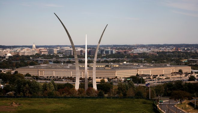 Pentagon najbolj skrbi, da s temi nenavadnimi plovili za ameriško vojsko vohunijo nasprotniki. FOTO: Carlos Barria/Reuters