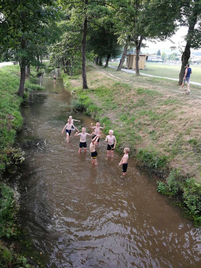 Po naporni vadbi se prileže osvežitev v hladni Grosupeljščici. FOTO: Janez Kušlan