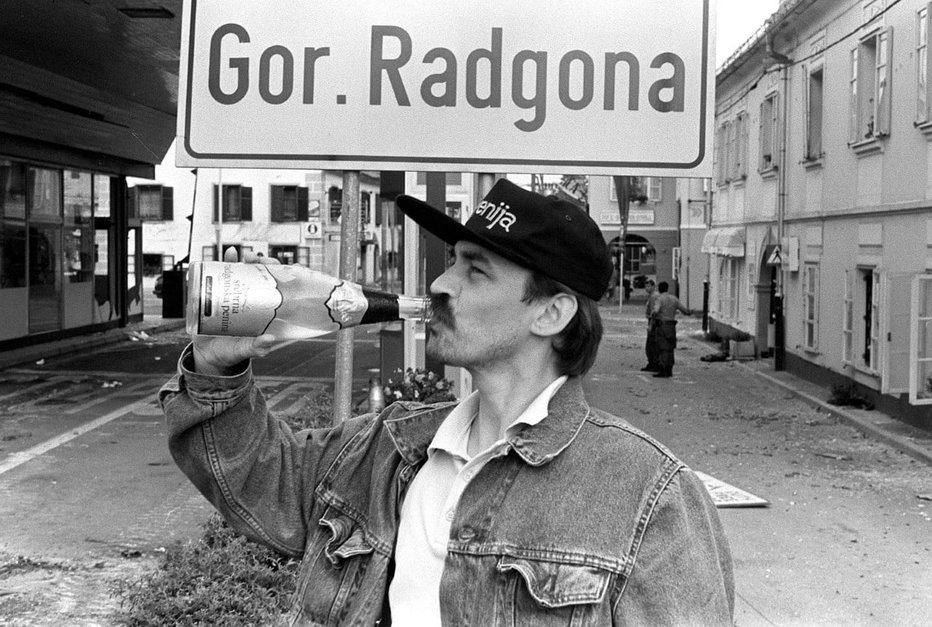 Fotografija: Radgonska penina ob odhodu agresorjev iz Gornje Radgone 3. julija 1991 Foto: Boris Jaušovec