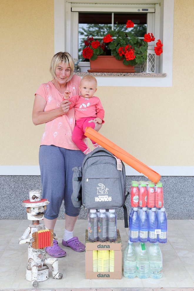 Helena Potecin se je razveselila paketa izdelkov Poletje s Slovenskimi novicami.