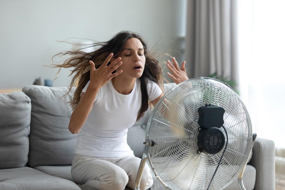 Fotografija: Če nimamo klime, bo ventilator prišel še kako prav. FOTO: Fizkes/Getty Images