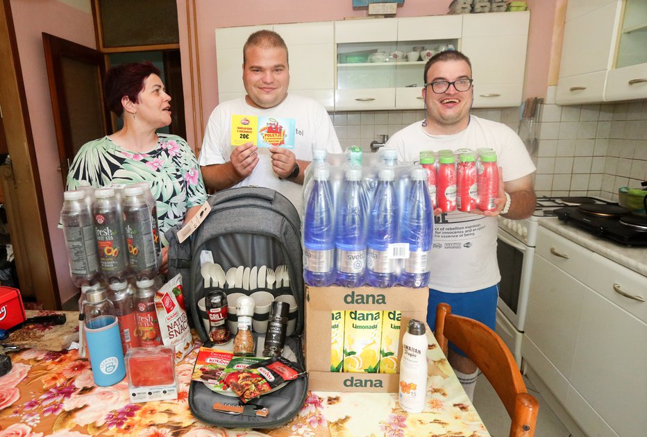 Fotografija: Dominik in Marino sta se najbolj razveselila zvočnika. FOTOGRAFIJI: Marko Feist