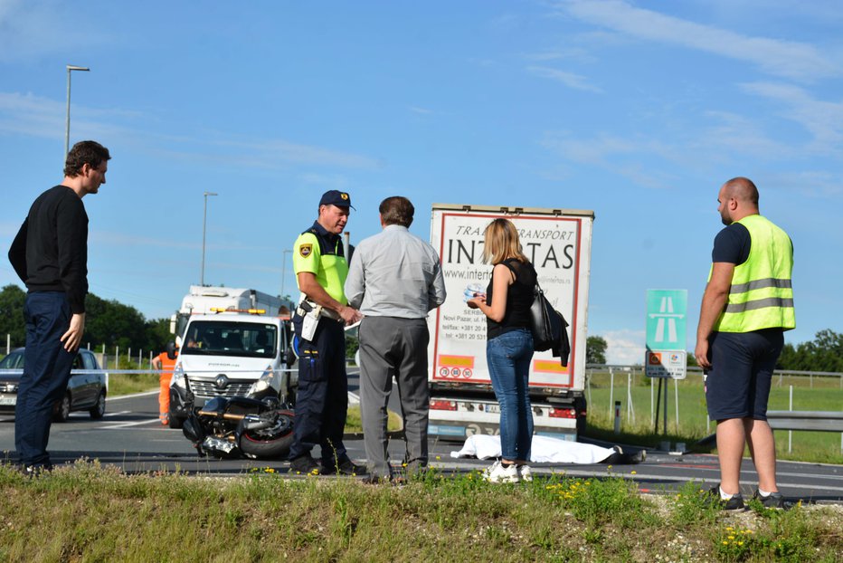 Fotografija: Tovornjakar je počasi lazil proti avtocesti, ko je v zadnji del trčil motorist. FOTO: Oste Bakal