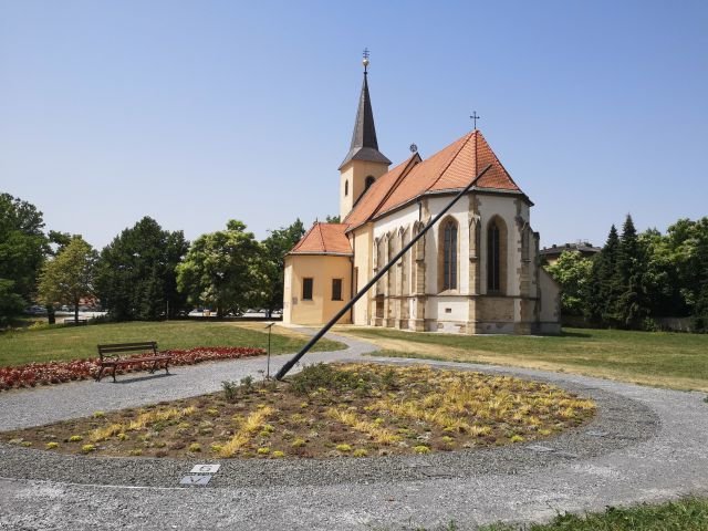 Tudi bližnja cerkev sv. Ožbalta se ponaša z njo.