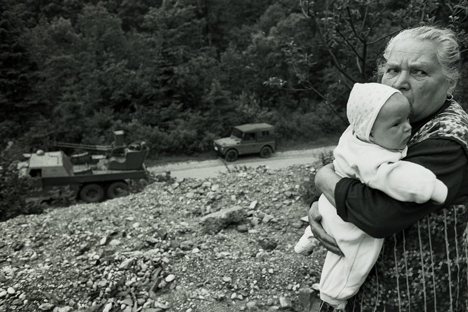 Fotografija: V Čegelšah je gospa, z neopisljivim strahom v očeh, v naročju držala dojenčka. FOTO: Mirko Kunšič