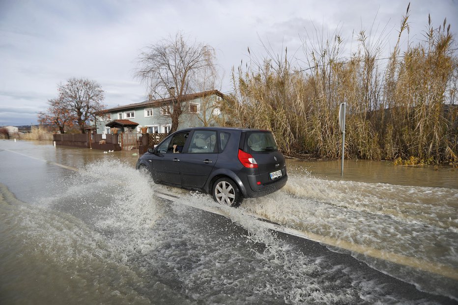 Fotografija: Med letališčem Portorož in mejnim prehodom Sečovlje 9. december 2020. FOTO: Leon Vidic, Delo