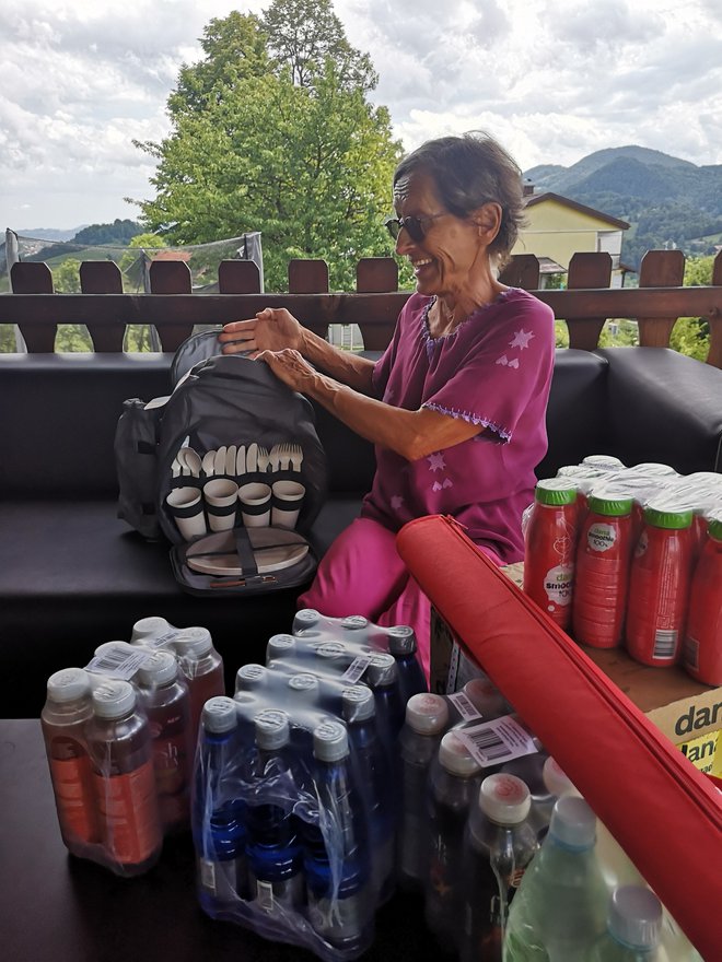 Takole se je naša nagrajenka lotila odpiranja nahrbtnika. FOTO: Mojca Marot