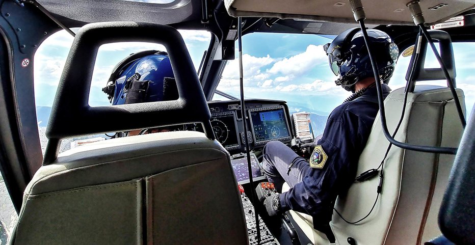 Fotografija: Slovenski policijski in vojaški helikopterji imajo po mnenju Aleksandra Hribovška napačno obrnjeno slovensko zastavo. FOTO: PU Kranj