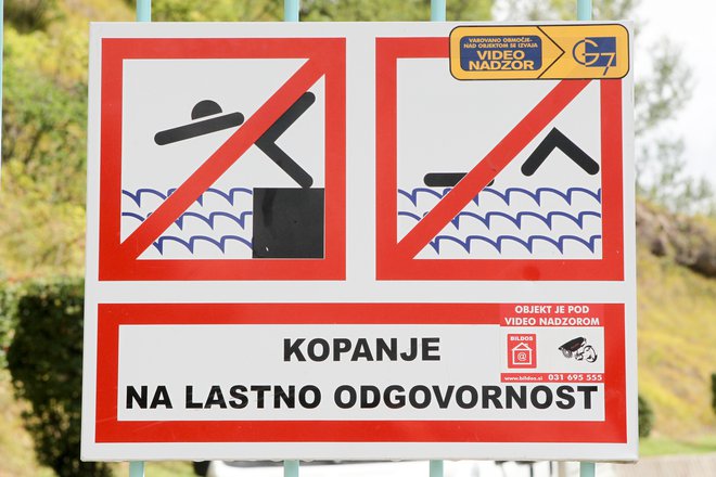 Ponekod je kopanje prepovedano, drugod pa le na lastno odgovornost. FOTO: Marko Feist