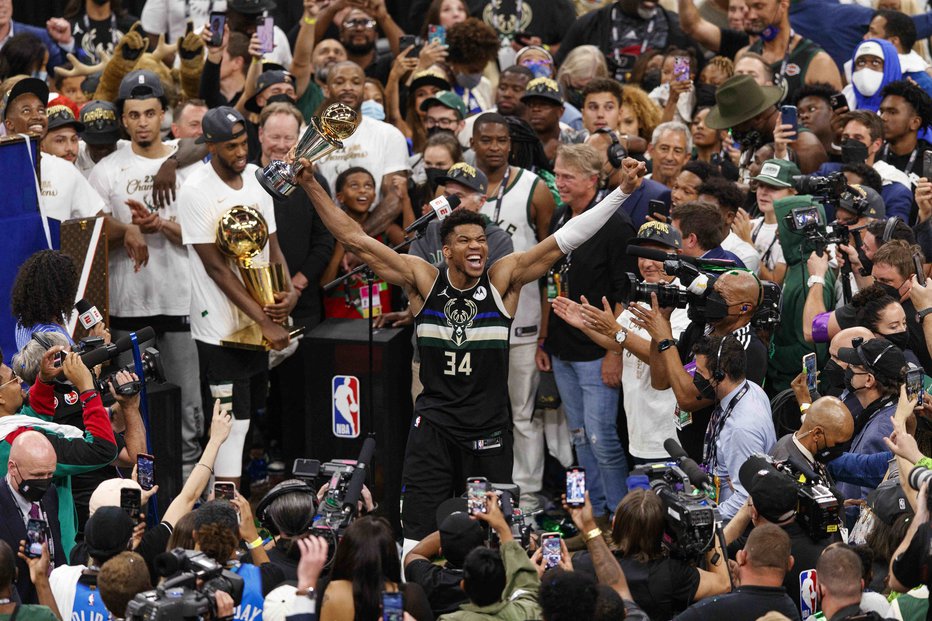 Fotografija: Giannis Antetokounmpo (34) s trofejo za najboljšega košarkarja finala FOTO: Jeff Hanisch/USA Today Sports