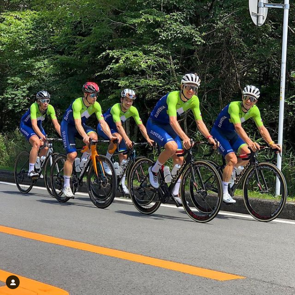 Fotografija: Jan Polanc, Tadej Pogačar, Primož Roglič, Jan Tratnik in Eugenia Bujak na ogledu olimpijske proge FOTO: Instagram