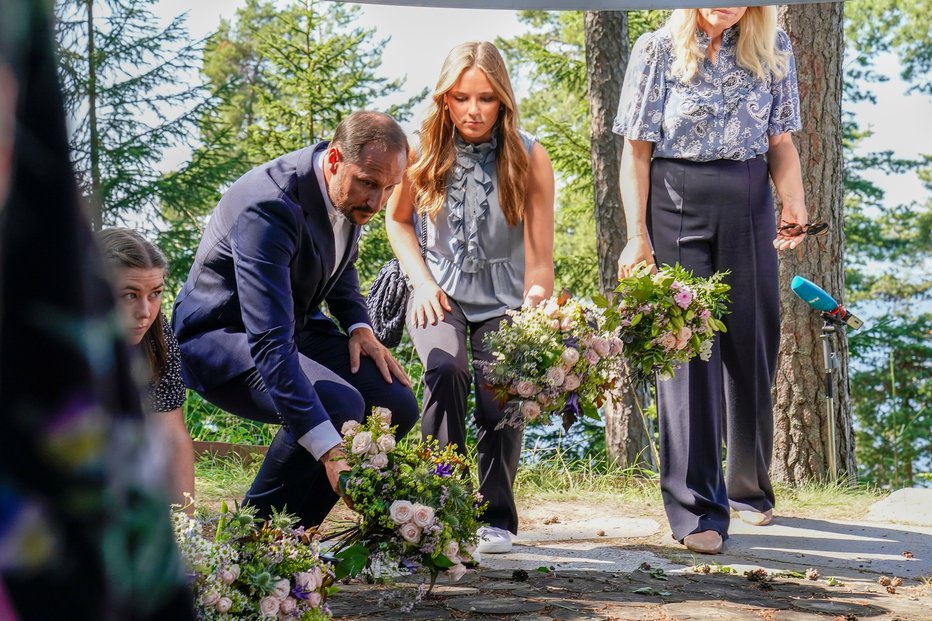 Fotografija: Prestolonaslednik in njegova 17-letna potomka sta se odpravila na prizorišče tragedije. FOTO: Reuters