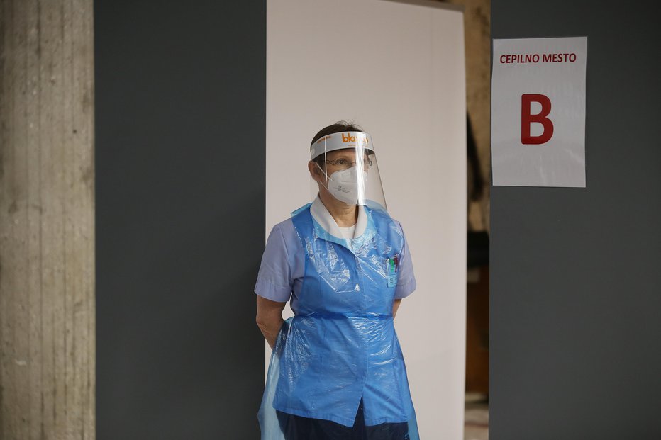 Fotografija: Zaradi delta različice naj bi se po napovedih avgusta začelo povečevati število ne le okuženih, ampak tudi covidnih pacientov v bolnišnicah. FOTO: Leon Vidic, Delo