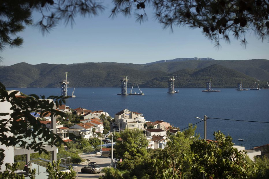 Fotografija: Po mostu na Pelješac se bodo od naslednjega leta lahko peljali tudi slovenski turisti. FOTO: Jure Eržen, Delo