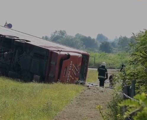 Fotografija: Avtobus je bil poln potnikov, ki so bili na poti domov v Prištino. FOTO: 24sata, posnetek zaslona