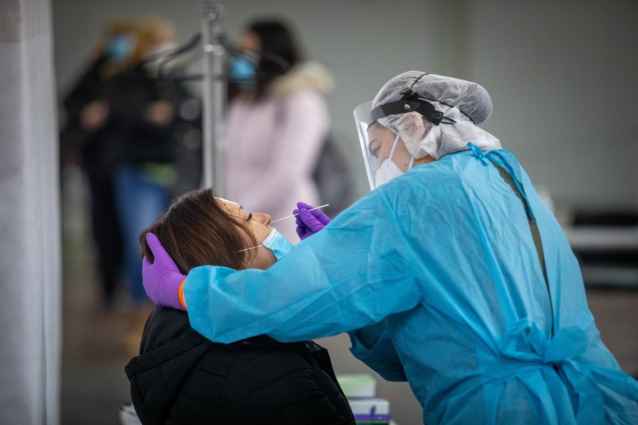 Fotografija: Nobenega dvoma ni več: drvimo v nenadzorovano širjenje epidemije. FOTO: Voranc Vogel