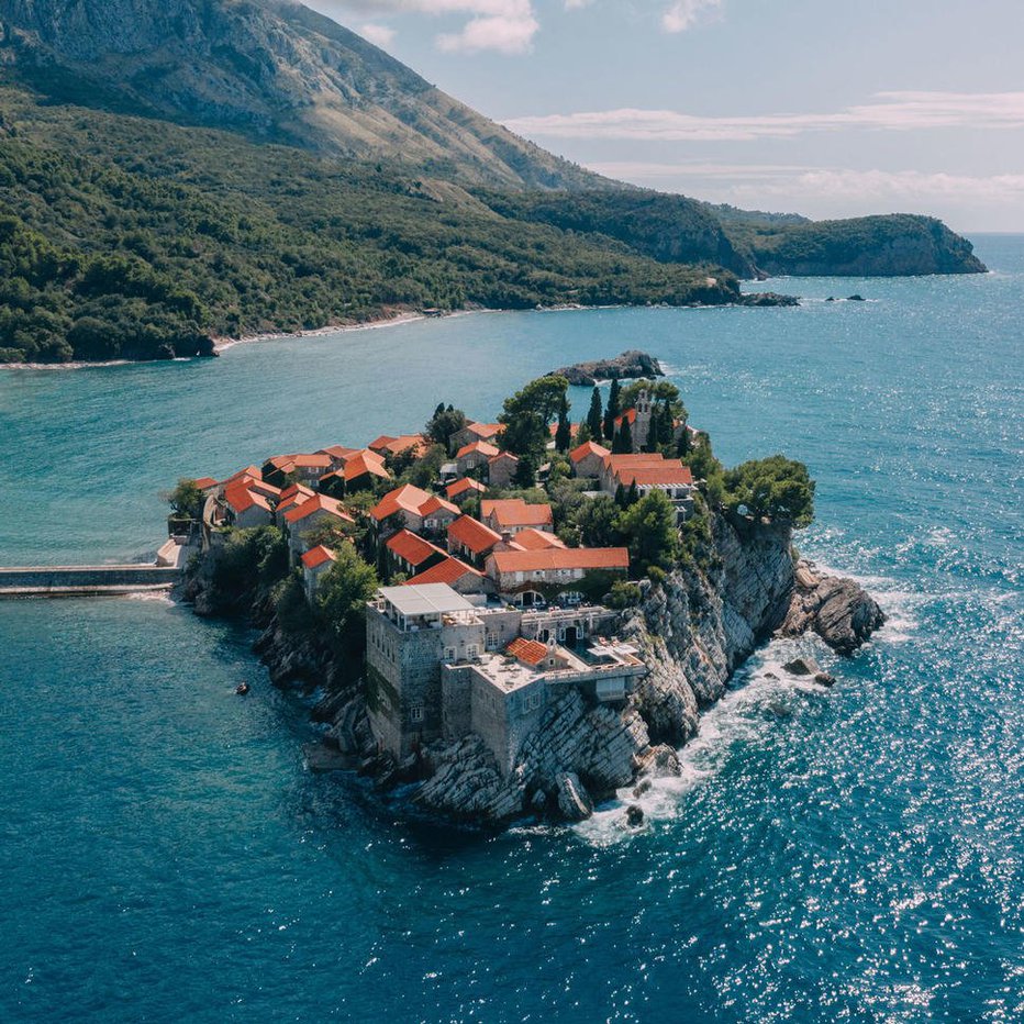 Fotografija: Na Svetem Stefanu sta usodni da dahnila teniški igralec Novak Đoković in njegova žena Jelena. FOTOGRAFIJI: aman.com