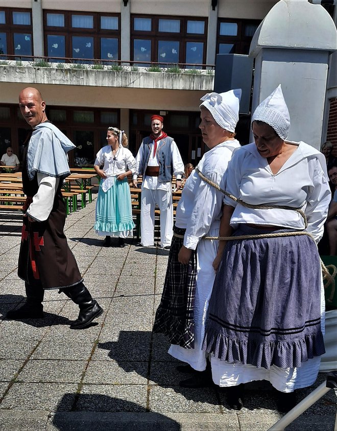 Privezali so jih in popljuvali. FOTO: občina Rečica ob Savinji