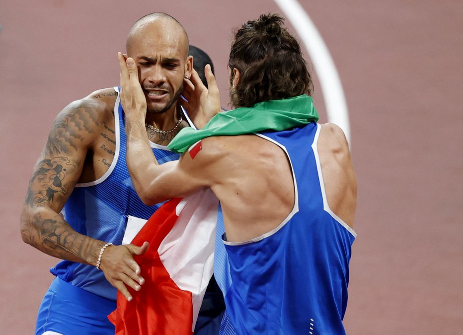 Fotografija: Lamont Marcell Jacobs in Gianmarco Tamberi sta si dala duška na olimpijskem stadionu v Tokiu. FOTO: Phil Noble/Reuters