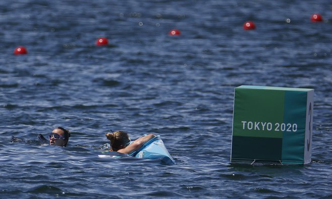 Tokyo 2020 Olympics - Canoe Sprint - Women's K2 500m - Semifinal 1 - Sea Forest Waterway, Tokyo, Japan – August 3, 2021. Spela Ponomarenko-Janic of Slovenia and Anja Osterman of Slovenia capsize just before the finish line REUTERS/Maxim Shemetov FOTO: Maxim Shemetov Reuters