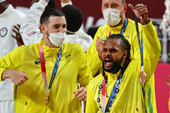 Patty Mills (desno) je ponosno pokazal prvo olimpijsko odličje za avstralske košarkarje. FOTO: Sergio Perez/Reuters