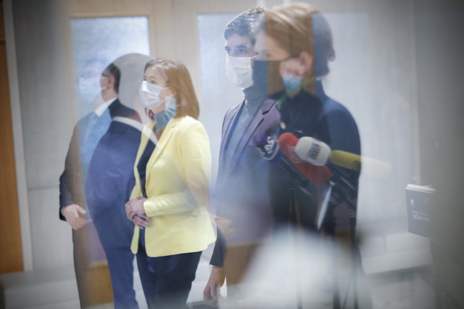 Fotografija: Marjan Šarec, predsednik LMŠ, Tanja Fajon, predsednica SD, Luka Mesec, koordinator stranke Levica, in Alenka Bratušek, predsednica stranke SAB. FOTO: Uroš Hočevar