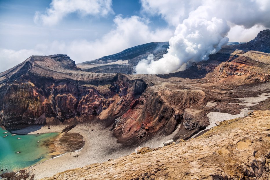 Fotografija: Kamčatka je zaradi lepe in divje pokrajine ter številnih vulkanov priljubljena med turisti in avanturisti. FOTO: Avstraliavasin/Getty Images