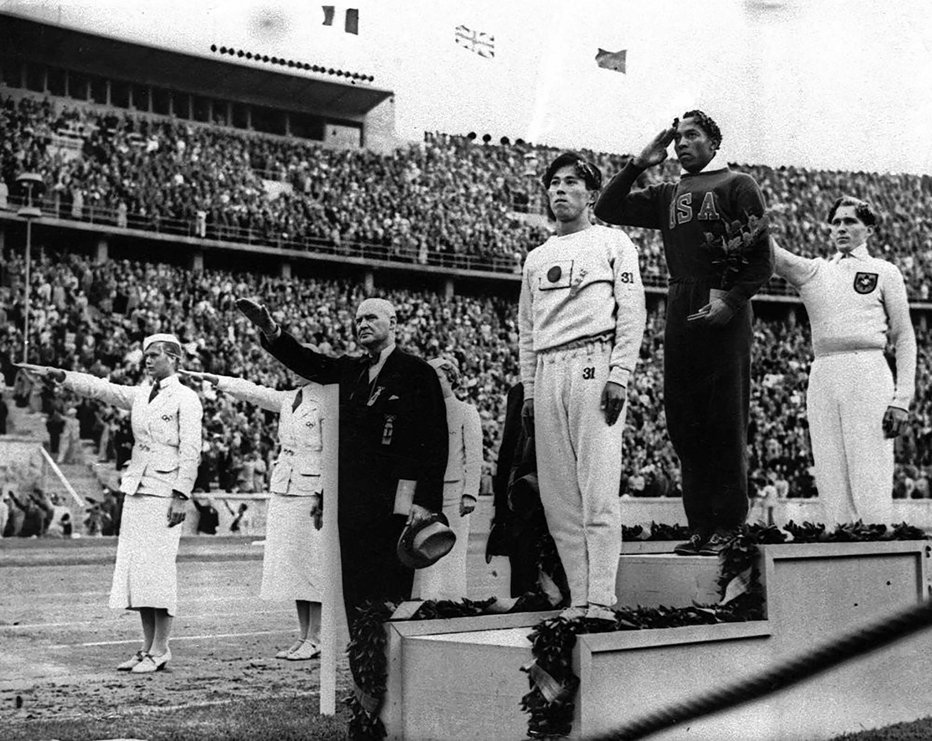 Fotografija: Jesse Owens na zmagovalnih stopničkah v Berlinu leta 1936. Ni športnika, ki bi šel na tekmo zgolj sodelovat. FOTO: WWW.INSIDETHEGAMES.BIZ