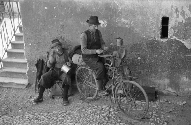 Rezijanca v Medani brusita nože, september 1945. FOTO: Marjan Pfeifer, Muzej Novejše Zgodovine