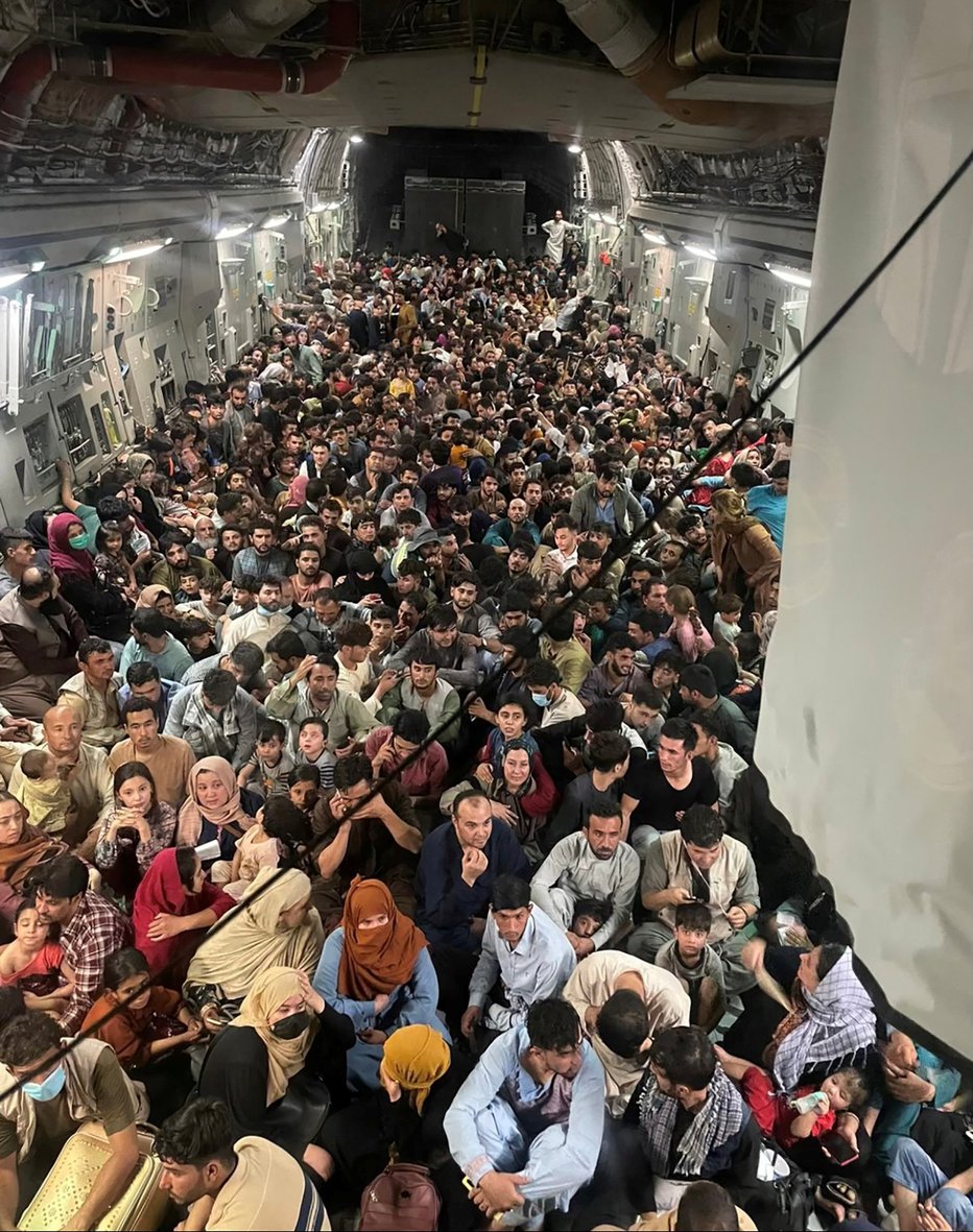 Fotografija: Notranjost letala, s katerim so evakuirali ljudi iz Kabula. FOTO: Reuters
