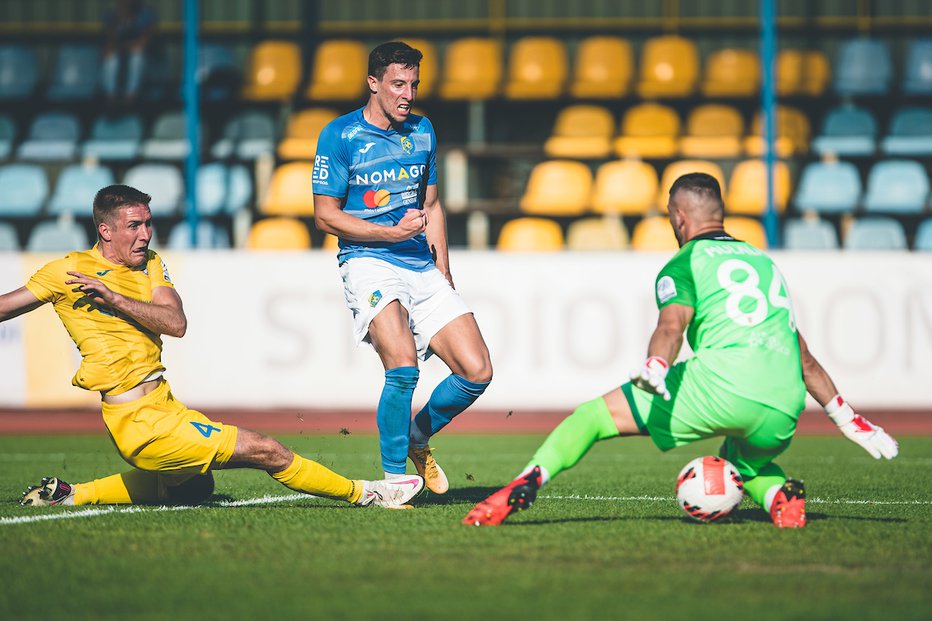 Fotografija: Domžalskemu branilcu Gabru Dobrovoljcu je Loren Maružin, v sredini, povzročil nočno moro. FOTO: NK Bravo/Sportida