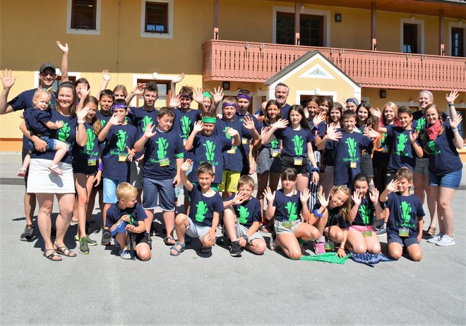 Skupinska slika vseh udeležencev kampa z organizatorji in mentorji. Foto: Darko Naraglav