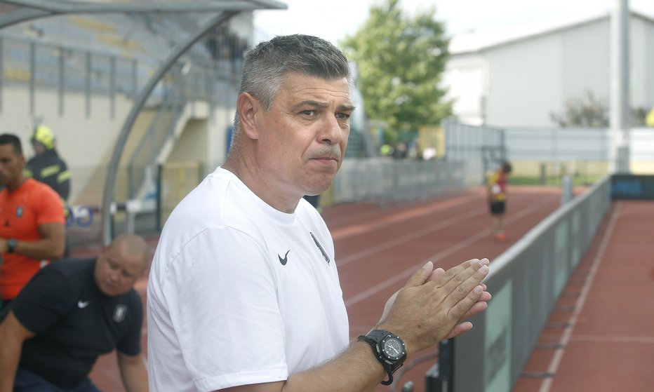 Fotografija: Če ne bo prvi v mestu, se Savu Miloševiću obeta kratek rok trajanja na Olimpijinem trenerskem stolčku. FOTO: Blaž Samec